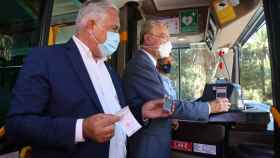 El concejal de Movilidad, José del Río, y el alcalde de Málaga, Francisco de la Torre, prueban el sistema de pago con tarjeta bancaria.