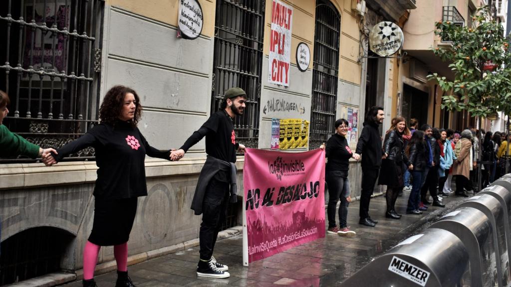 Los miembros de la Invisible organizaron una cadena humana ante el posible desalojo.