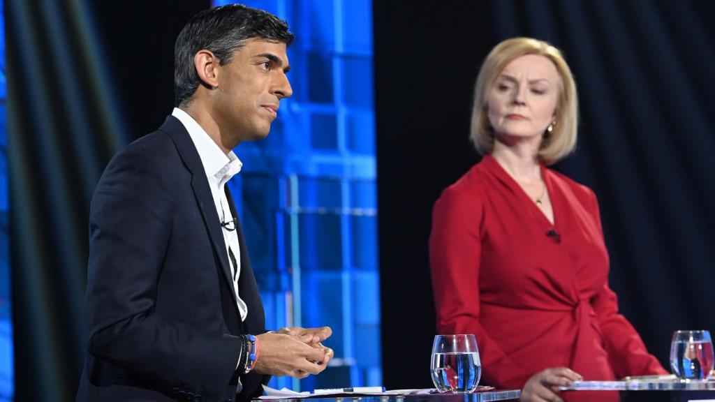 Los aspirantes a suceder a Boris Johnson al frente del Partido Conservador, Rishi Sunak y Liz Truss durante un debate televisivo reciente.