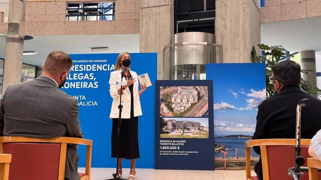 La conselleira de Política Social y Xuventude, Fabiola García, en la residencia pública para personas mayores Torrente Ballester de A Coruña.
