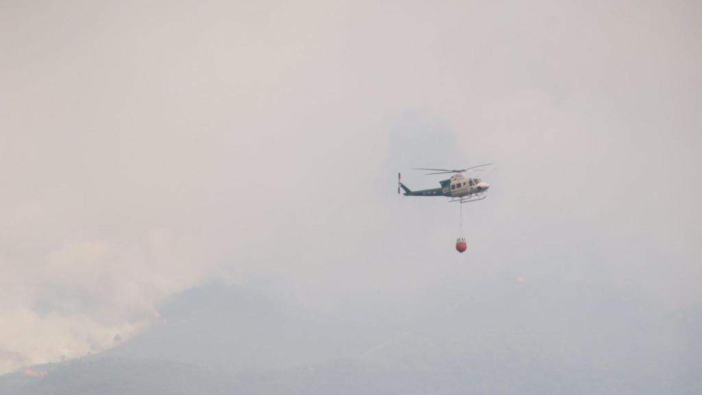 Un helicóptero trabaja en la extinción del incendio de Folgoso do Courel.