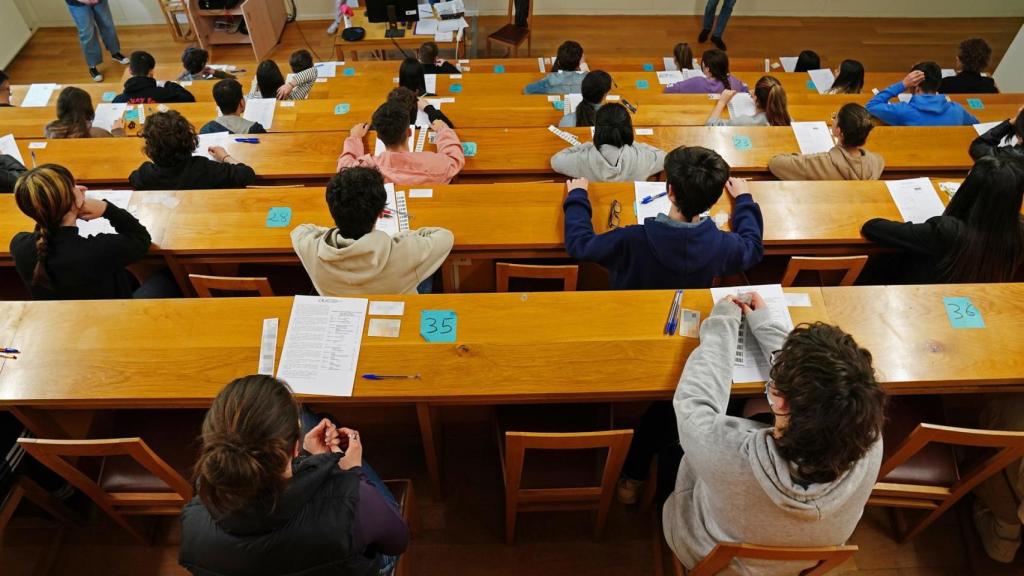 Estudiantes esperan antes de comenzar las pruebas de acceso a la universidad 2022.