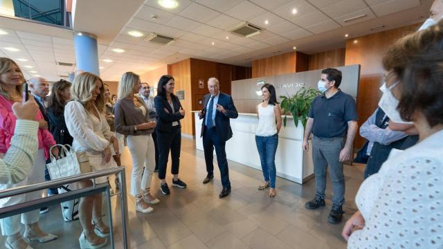 Paula Prado y Marta Fernández-Tapias en su visita a Delta Vigo.