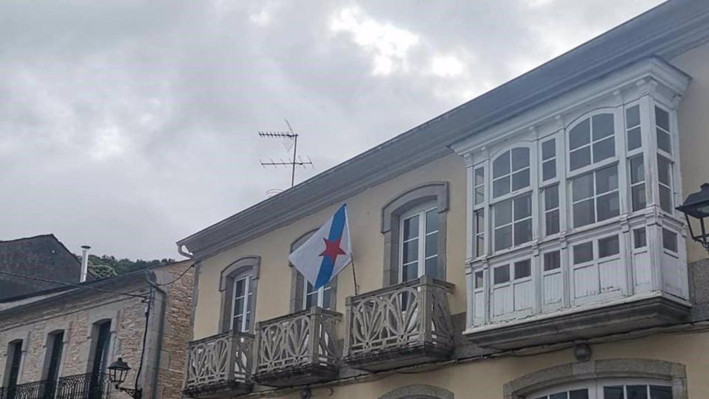 Polémica por una bandera independentista en un edificio público.