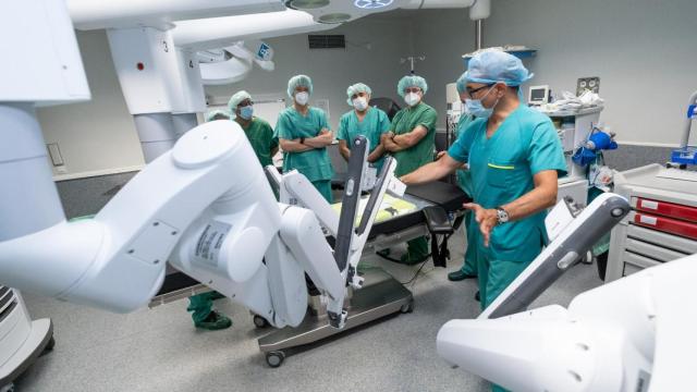 Rueda visita el Hospital de Ferrol en el primer aniversario del robot quirúrgico Da Vinci