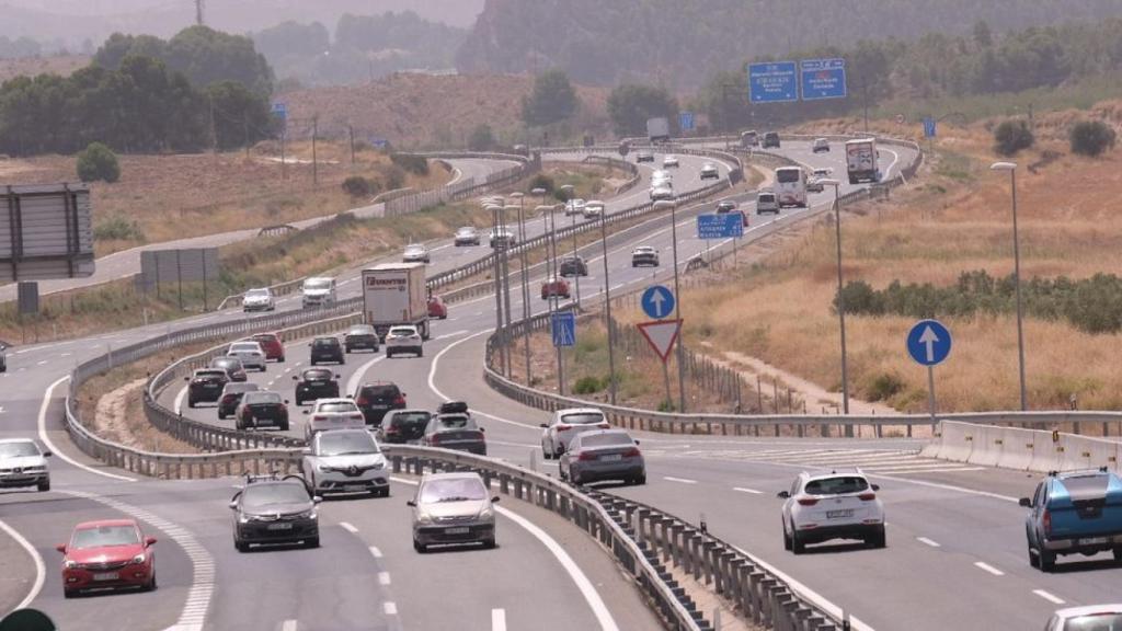 Vehículos circulando por carretera.