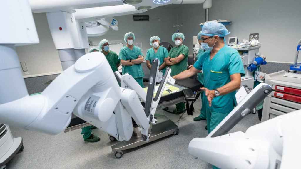 Los robots Da Vinci realizaron más de 770 intervenciones en urología en un año en Galicia