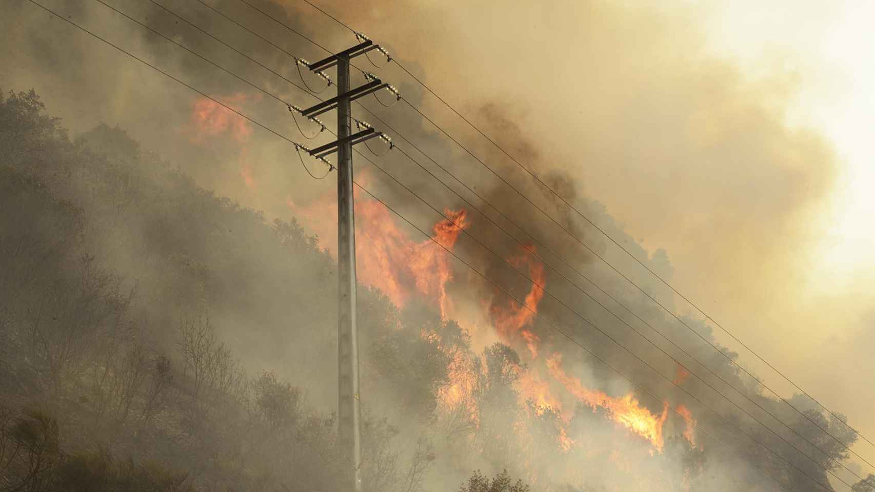 Vista de un incendio en el municipio ourensano de O Barco de Valdeorras.