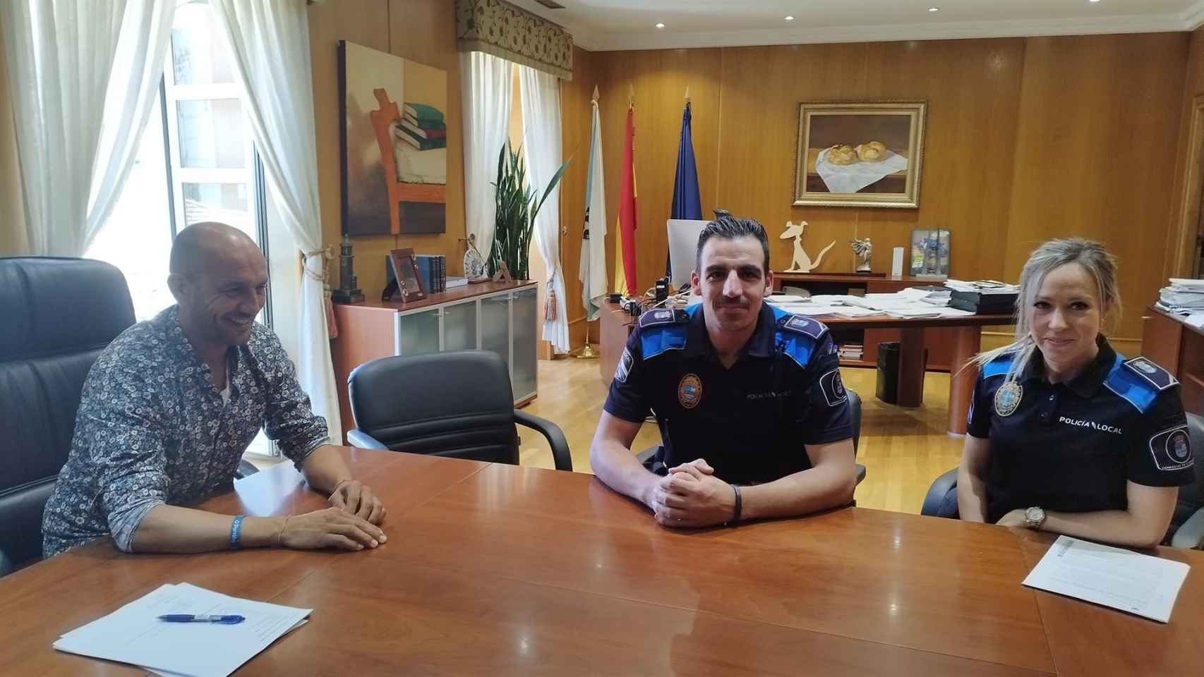 El alcalde de O Porriño, Alejandro Lorenzo, recibe a dos agentes que salvaron la vida a un hombre infartado.