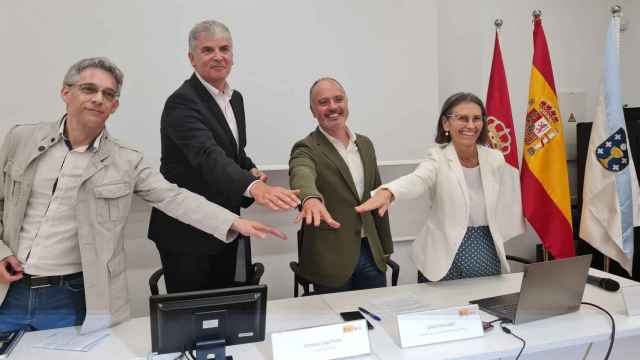 El delegado de la Zona Franca acompañado de profesores de la UVigo en la presentación del informe.