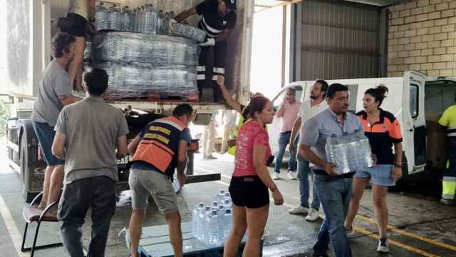 La Diputación de Ávila en la entrega de diez palés de agua mineral para los miembros del operativo
