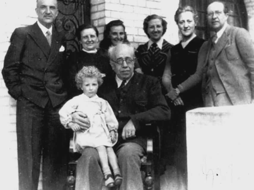 Manuel Azaña en Francia junto a su familia. Tenía 59 años, pero parecía un anciano fruto de su delicada salud.