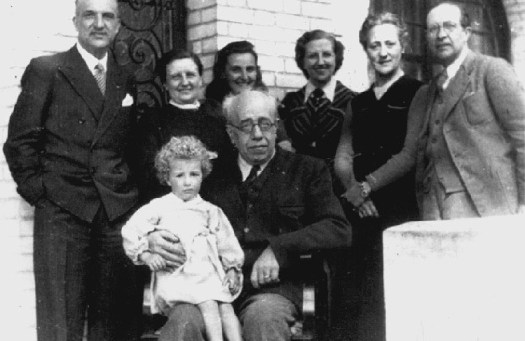 Manuel Azaña en Francia junto a su familia. Tenía 59 años, pero parecía un anciano fruto de su delicada salud.