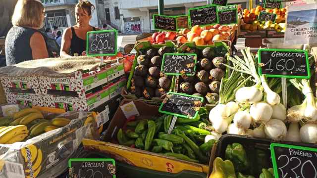 Dos mujeres hacen la compra en un mercado de Valladolid