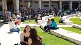 Uno de los espacios al aire libre del campus de San Vicente de la UA.
