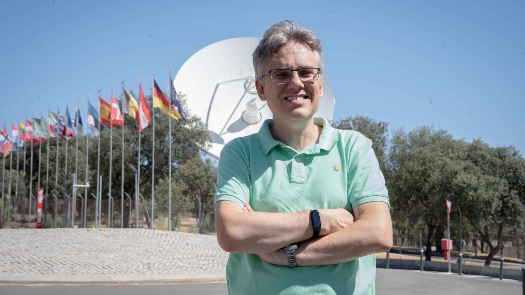 El científico Michael Kueppers posa frente a la gran antena parabólica de la entrada de la Agencia Espacial Europea de Madrid (ESAC).
