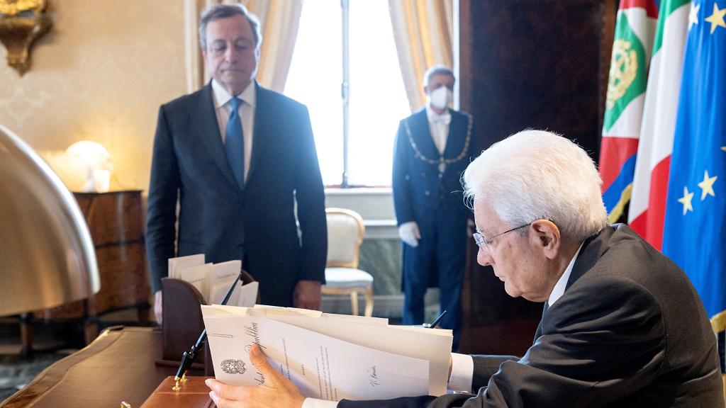 El primer ministro en funciones de Italia, Mario Draghi, presencia la firma de disolución del Parlamento del país por el presidente, Sergio Mattarella