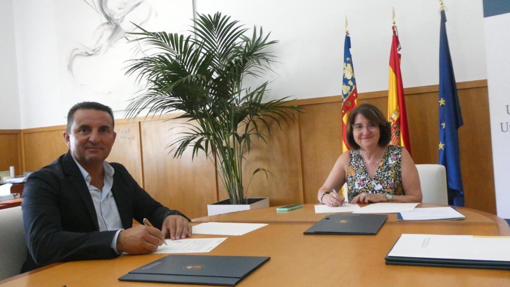 Firma del convenio para el equeipo de Triatlón entre Bernabé Cano y Amparo Navarro.