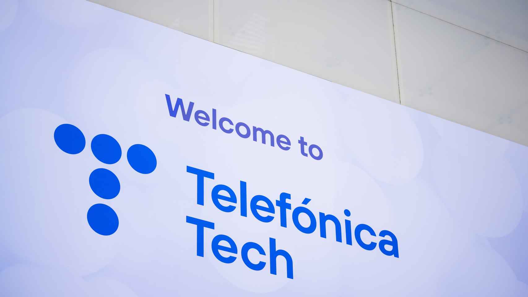 Logo de Telefónica Tech en un edificio de la compañía.