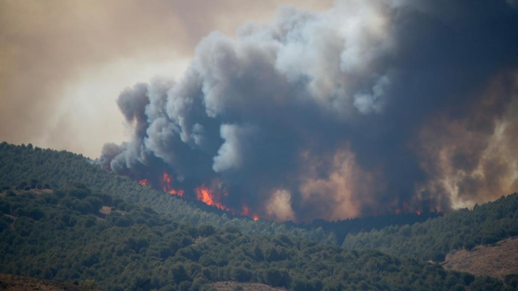 Vista del incendio en el pueblo de Moros el pasado martes.