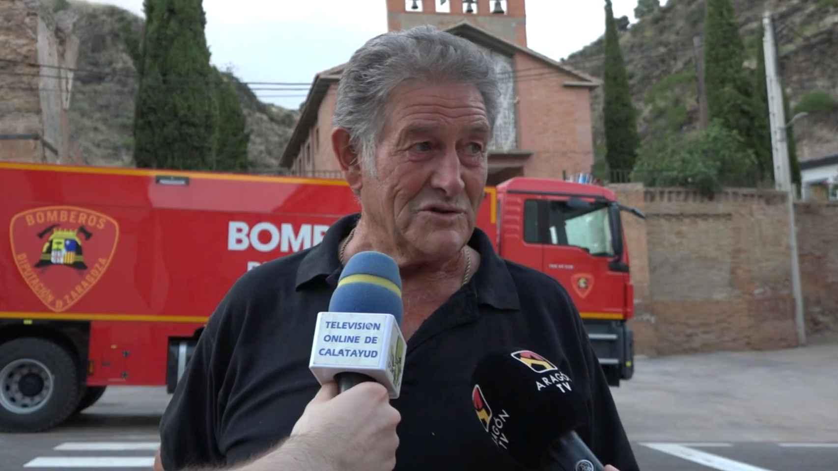 Antonio Borque, el alcalde de Bubierca, atiende a los medios en el incendio de Ateca.