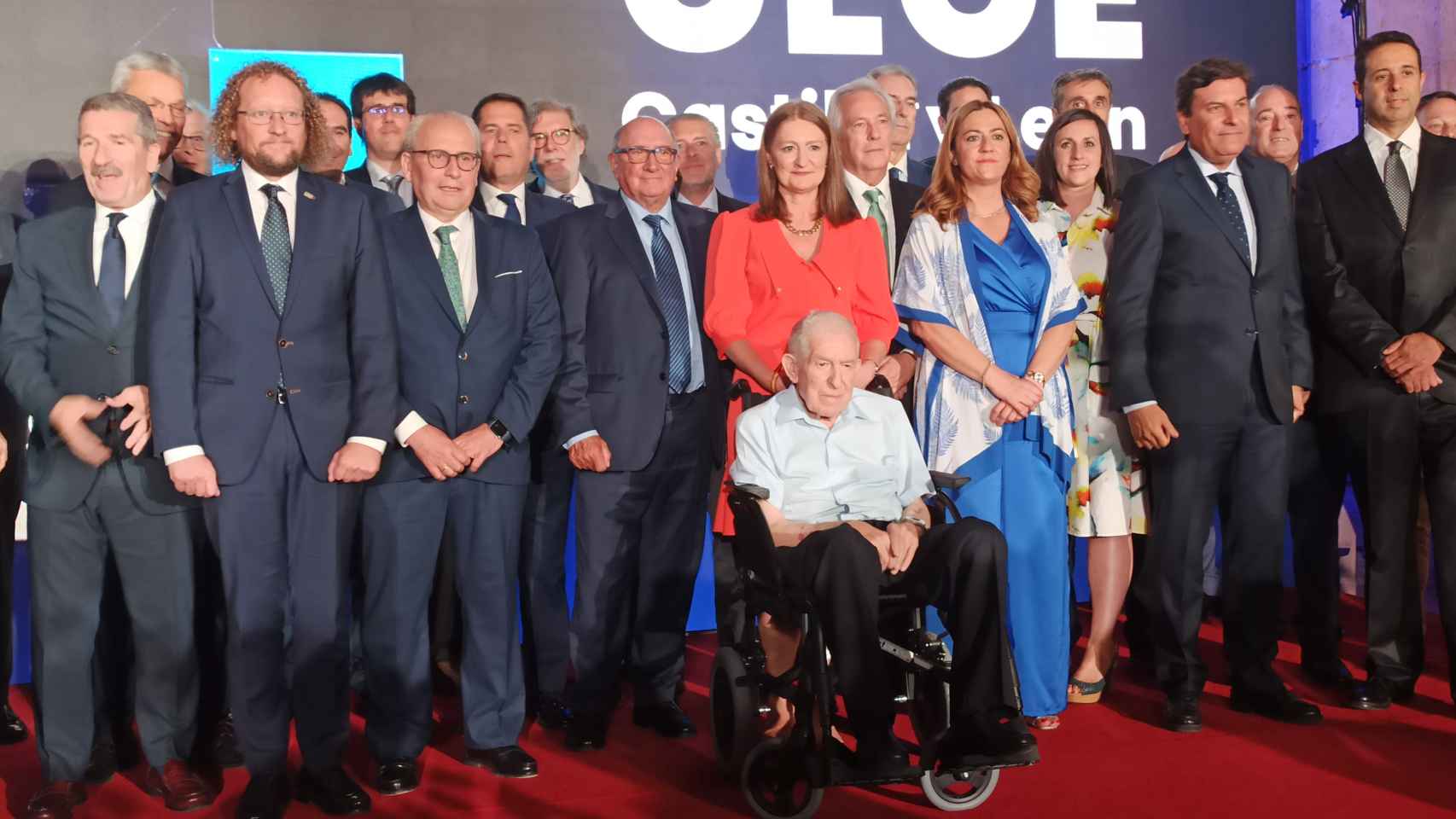 Foto de familia de los galardonados en la XIX edición de los  Premios CEOE de Castilla y León