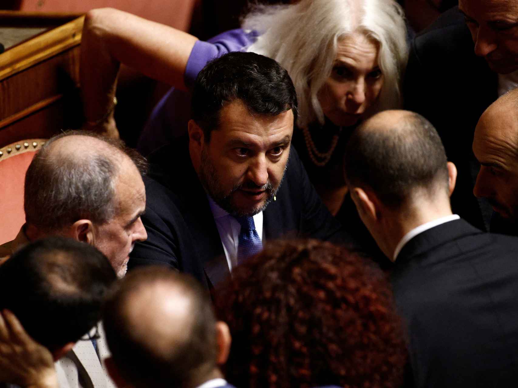 Matteo Salvini, rodeado de senadores tras la caída de Mario Draghi.