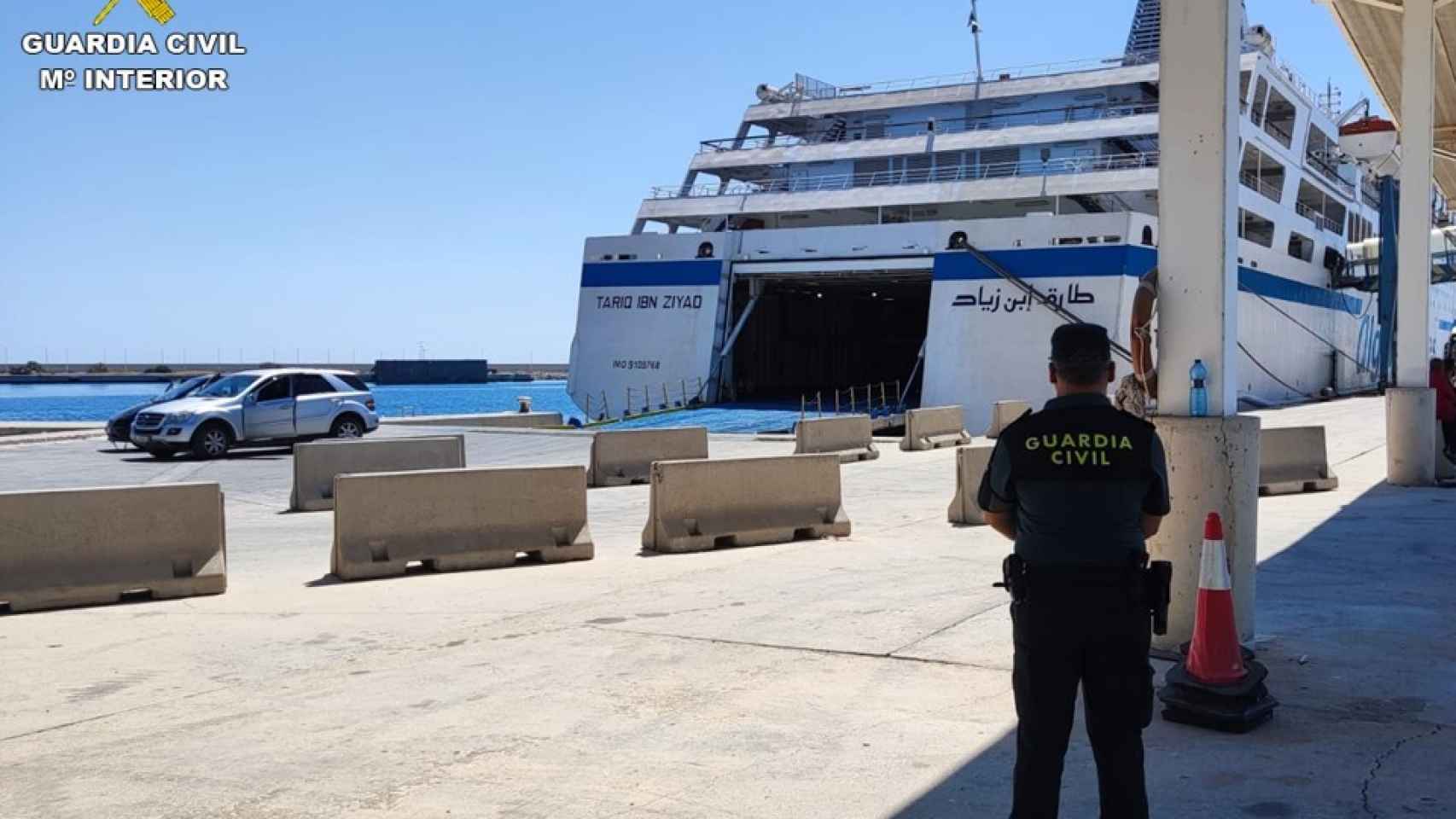 La Guardia Civil salva la vida de una niña que se asfixiaba al tragar plástico en el Puerto de Alicante.