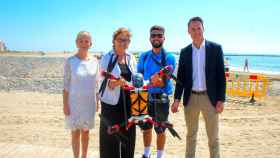 Bravo, izquierda, presenta en las playas de Borriana los drones de salvamento.