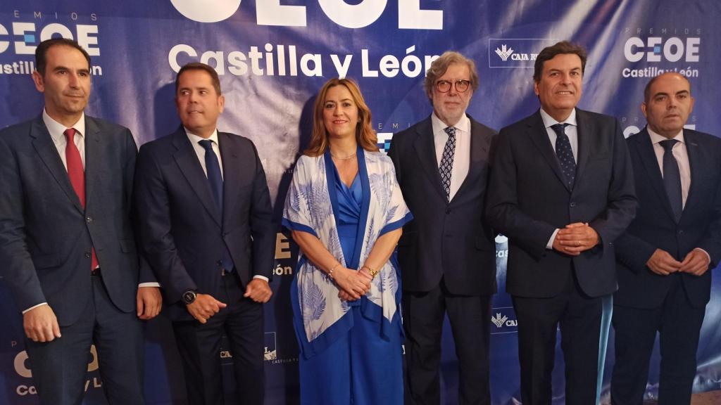 De izquierda a derecha: Mario Simón, alcalde de Palencia; Gerardo Cuerva, presidente de Cepyme;  Virginia Barcones, delegada del Gobierno; Santiago Aparicio, presidente de CEOE CyL;  Carlos Fernández Carriedo, consejero de Economía y Hacienda, y Lorenzo Amor, presidente de ATA nacional