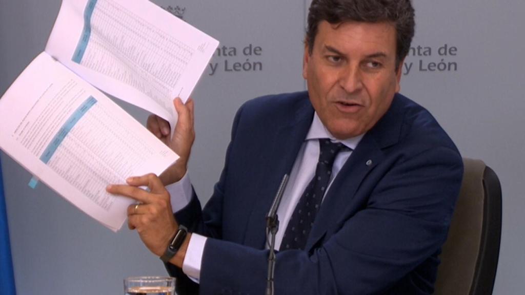 Carlos Fernández Carriedo muestra el documento del Ministerio de Transportes