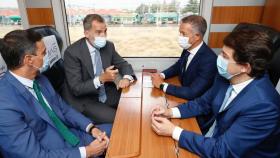 Su Majestad el Rey junto con el presidente del Gobierno, Pedro Sánchez y el presidente de la Junta, Alfonso Fernández Mañueco