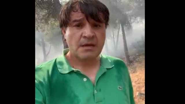 El alcalde de El Hoyo de Pinares pide entre lágrimas unidad a sus vecinos en mitad del incendio
