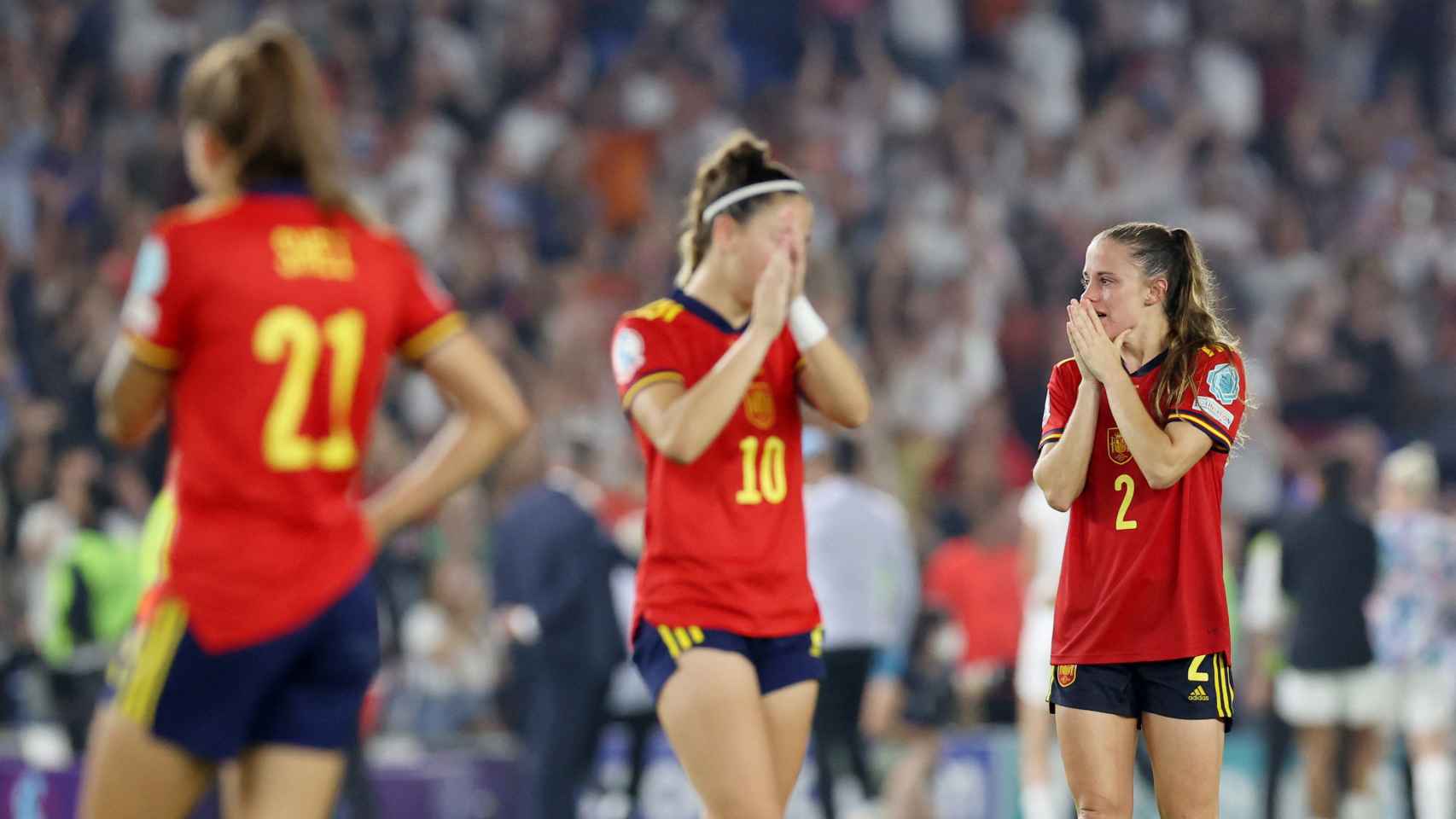 Athenea del Castillo y Ona Batlle, llorando tras la eliminación de España de la Eurocopa 2022