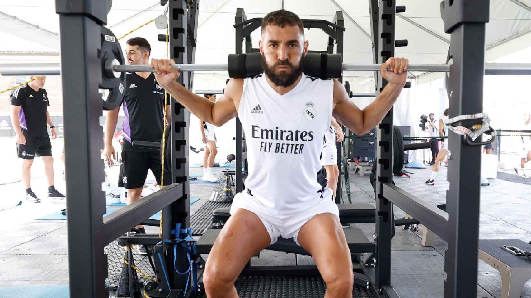 Karim Benzema haciendo entrenamiento físico.