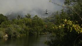 Un helicóptero trabaja en la extinción del incendio en O Barco de Valdeorras.