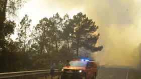 Un coche de bomberos en una de las carreteras que dan a un incendio en O Barco de Valdeorras.