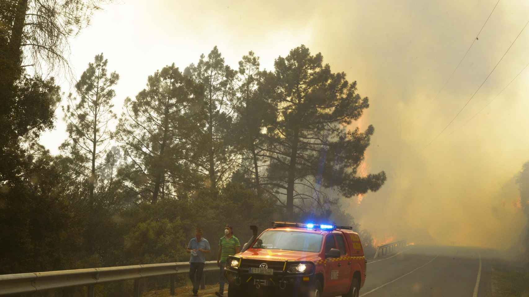 Un coche de bomberos en una de las carreteras que dan a un incendio en O Barco de Valdeorras.