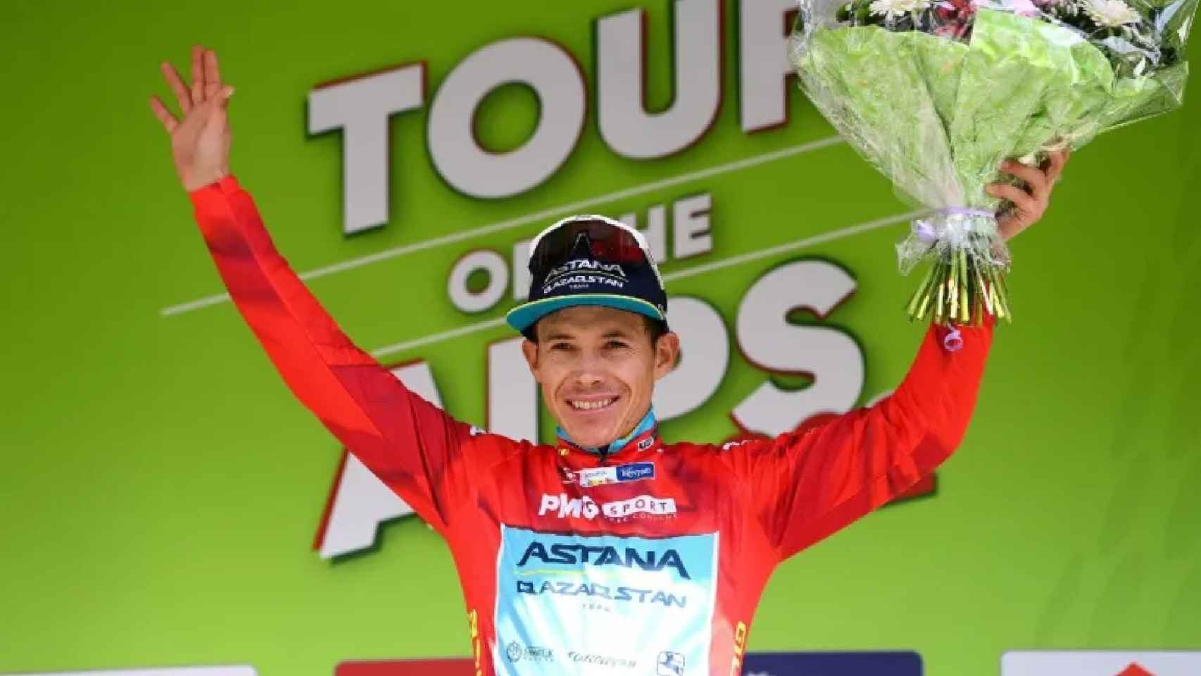 Miguel Ángel López celebra una victoria en el Tour de los Alpes 2022.