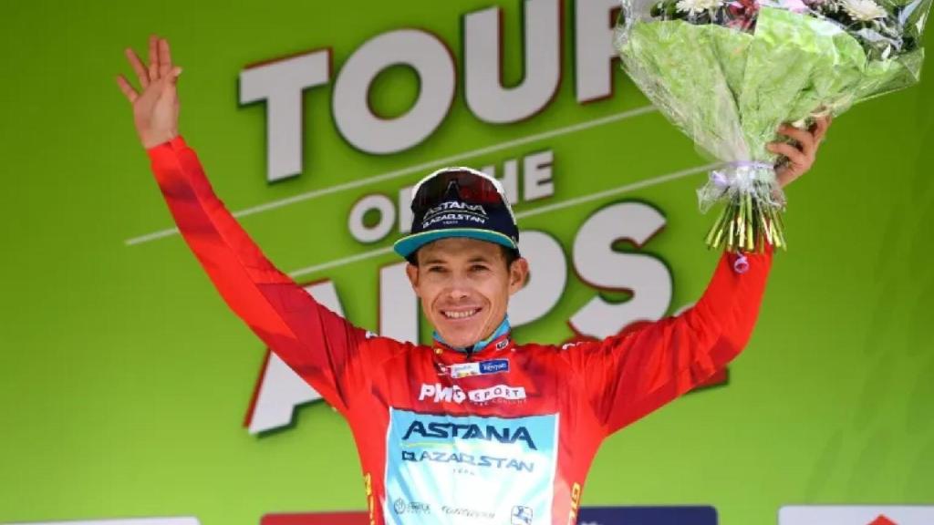 Miguel Ángel López celebra una victoria en el Tour de los Alpes 2022.
