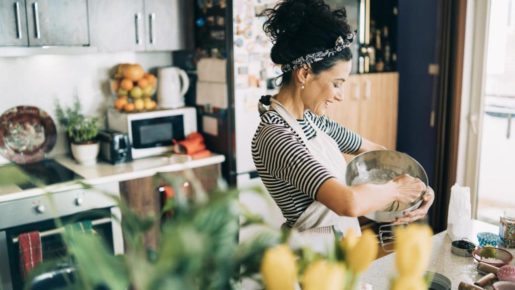 Mujer cocinando en casa