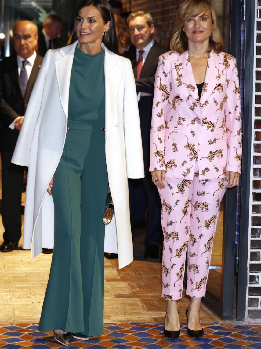 La portavoz, con uno de sus looks más llamativos, junto a la reina Letizia.