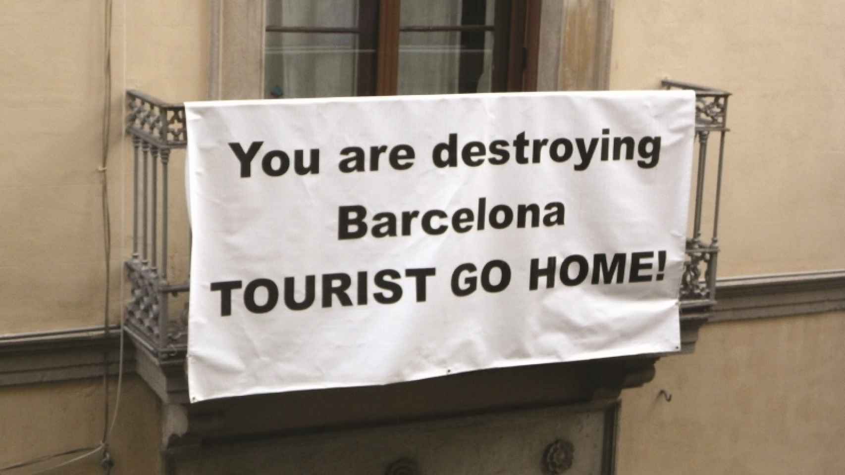 Campaña vecinal Tourists go home!
