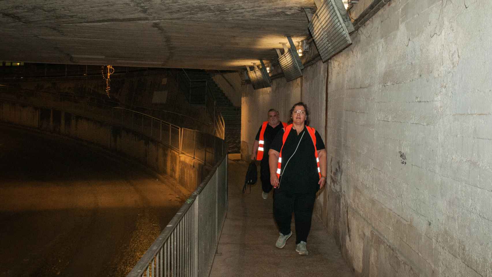 Yolanda y Juli patrullando en un túnel.