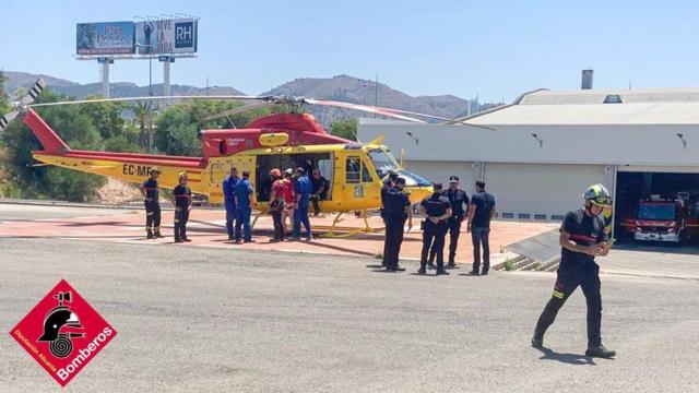 El helicóptero y los bomberos de la Diputación de Alicante en imagen de archivo.