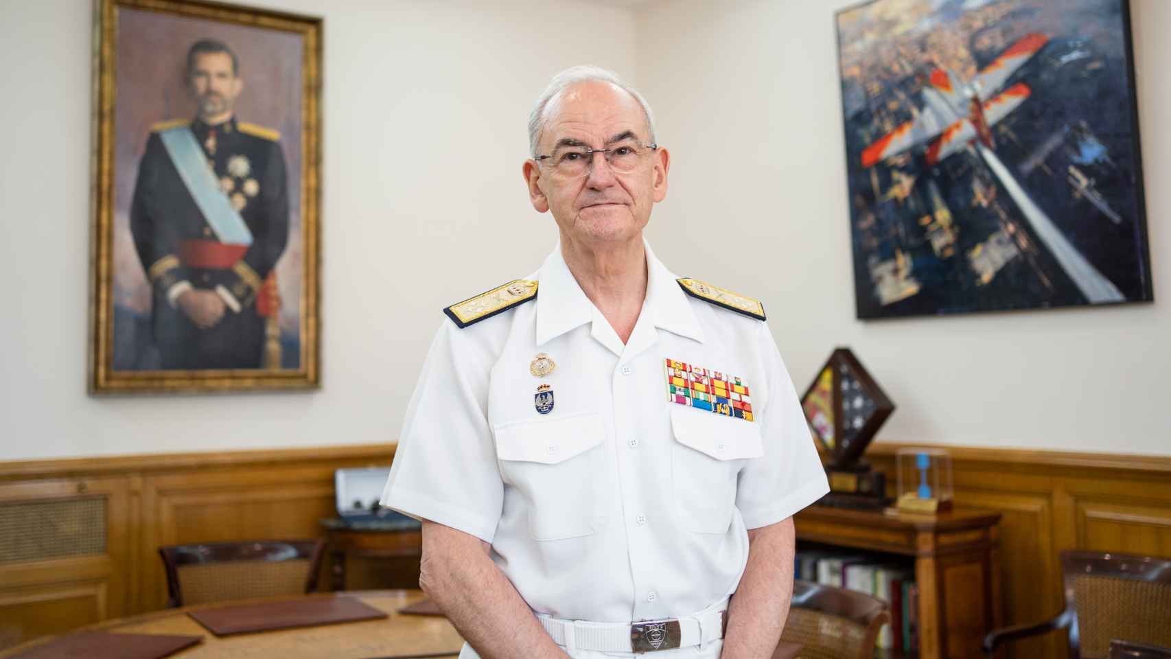 El JEMAD, Almirante General Teodoro Esteban López Calderón, en su despacho.