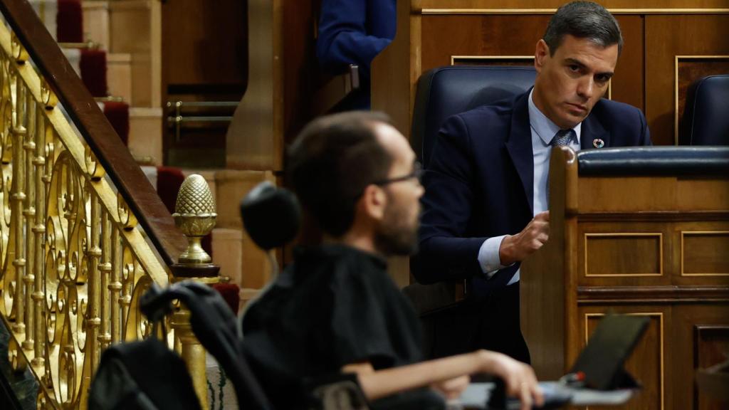 Pablo Echenique, en el Congreso de los Diputados, frente a Pedro Sánchez.