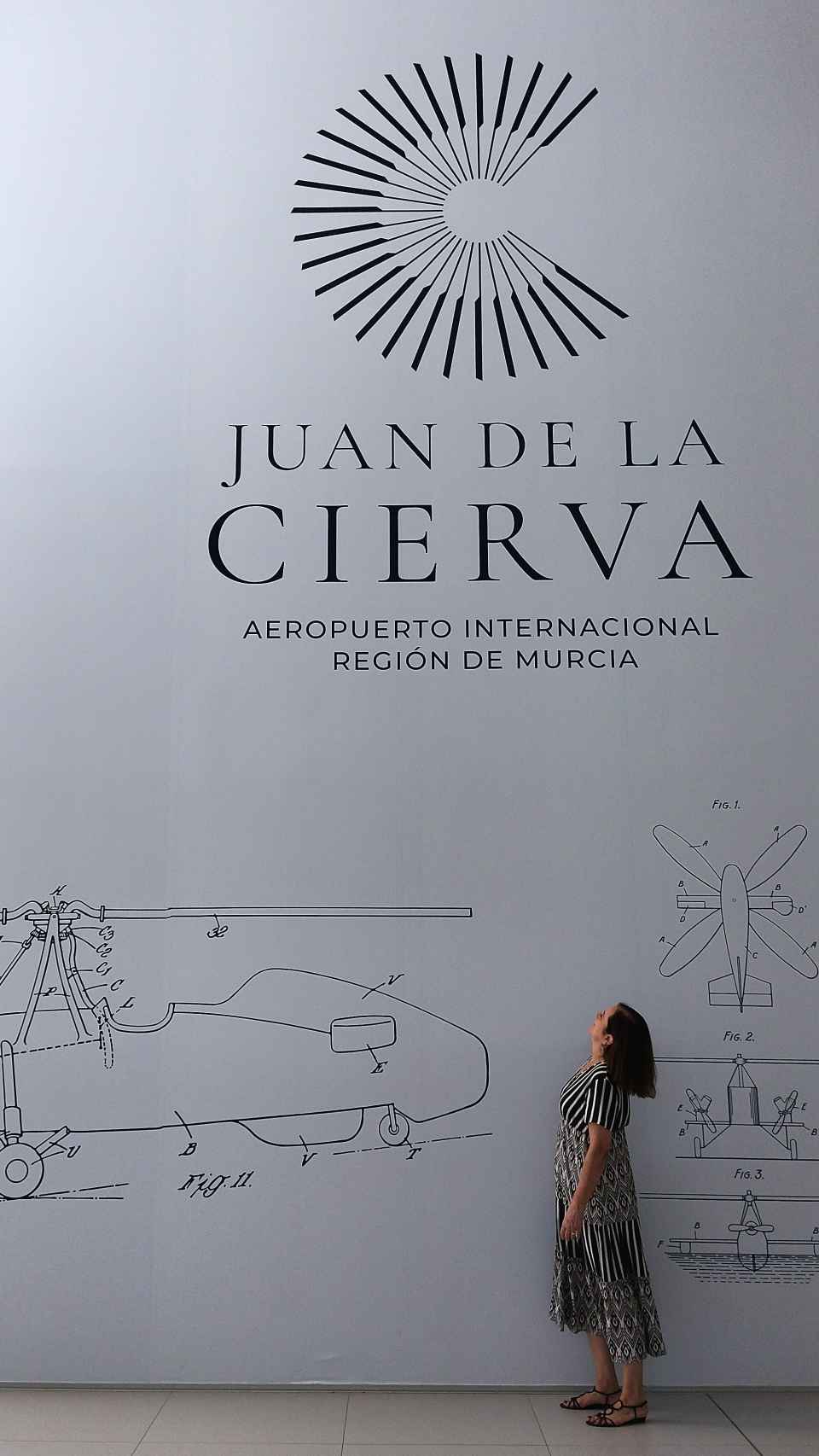 Ana de la Cierva, este jueves, contemplando la nueva marca corporativa del Aeropuerto Internacional de la Región de Murcia.