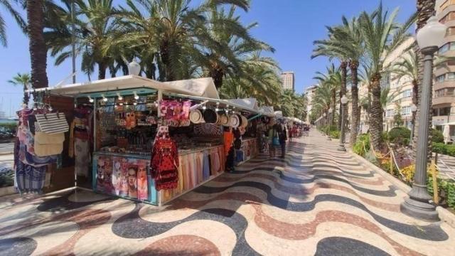 Mercadillo de los 'hippies' de la Explanada de Alicante.