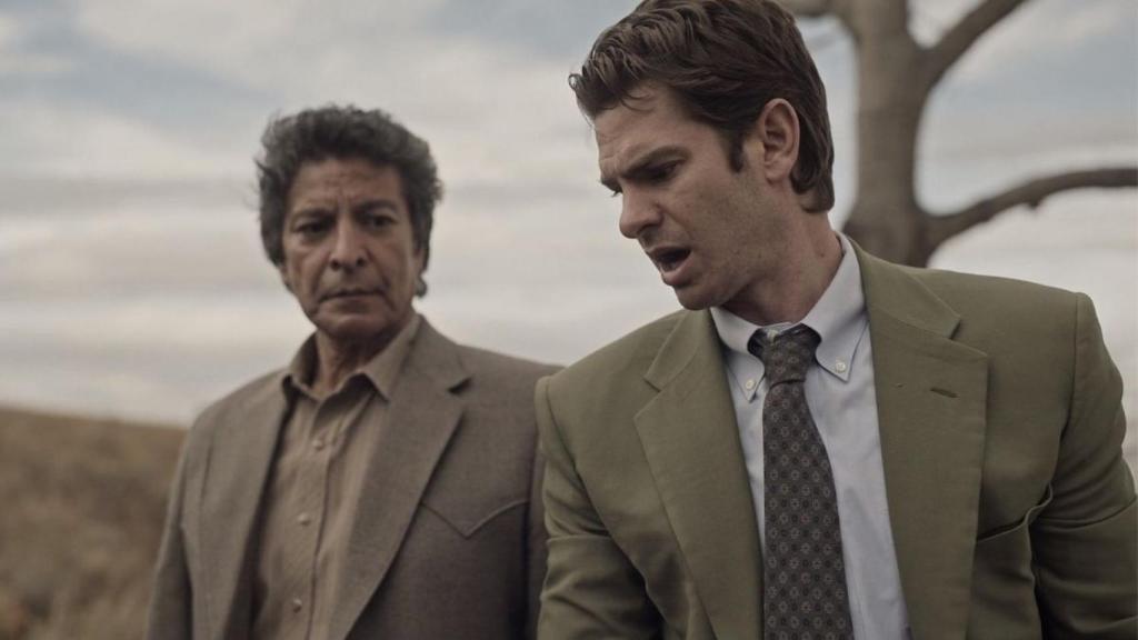 Gil Birmingham y Andrew Garfield en 'Por mandato del cielo'